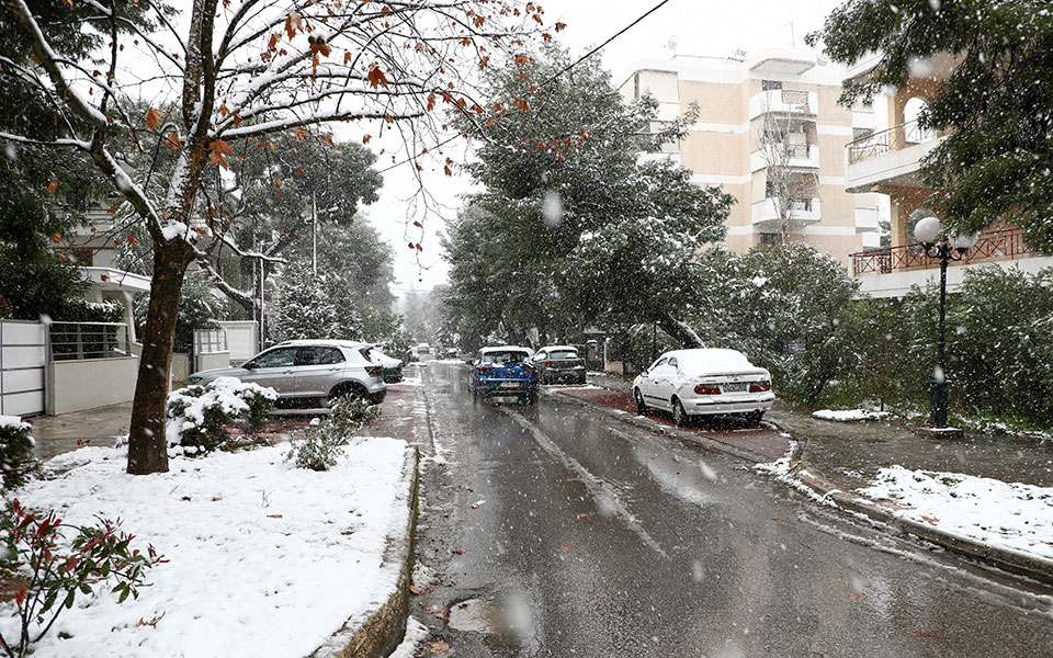 Καρέ- καρέ η χιονισμένη Αττική – Έκτακτο δελτίο από την ΕΜΥ-4