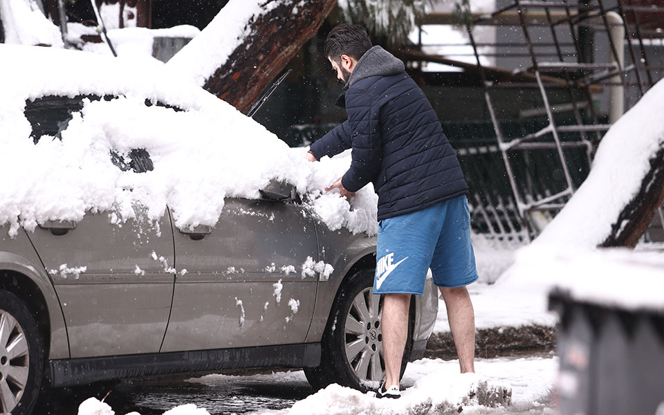 Καρέ- καρέ η χιονισμένη Αττική – Έκτακτο δελτίο από την ΕΜΥ-5