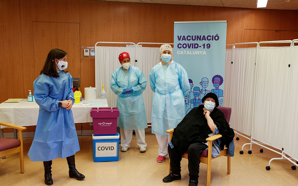 Ισπανία: Εμβολιάστηκαν σχεδόν όλοι οι τρόφιμοι οίκων ευγηρίας (εικόνες)-2