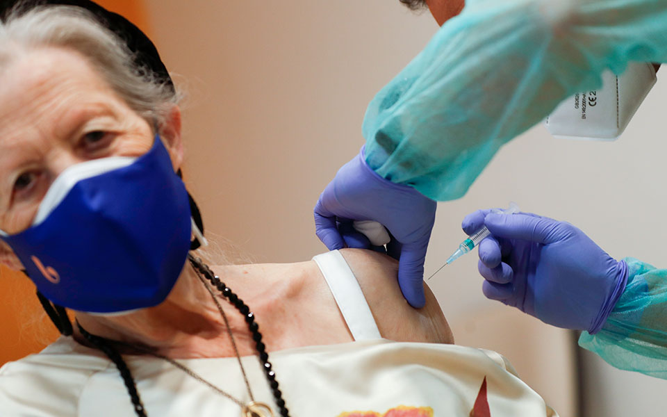 Ισπανία: Εμβολιάστηκαν σχεδόν όλοι οι τρόφιμοι οίκων ευγηρίας (εικόνες)-1