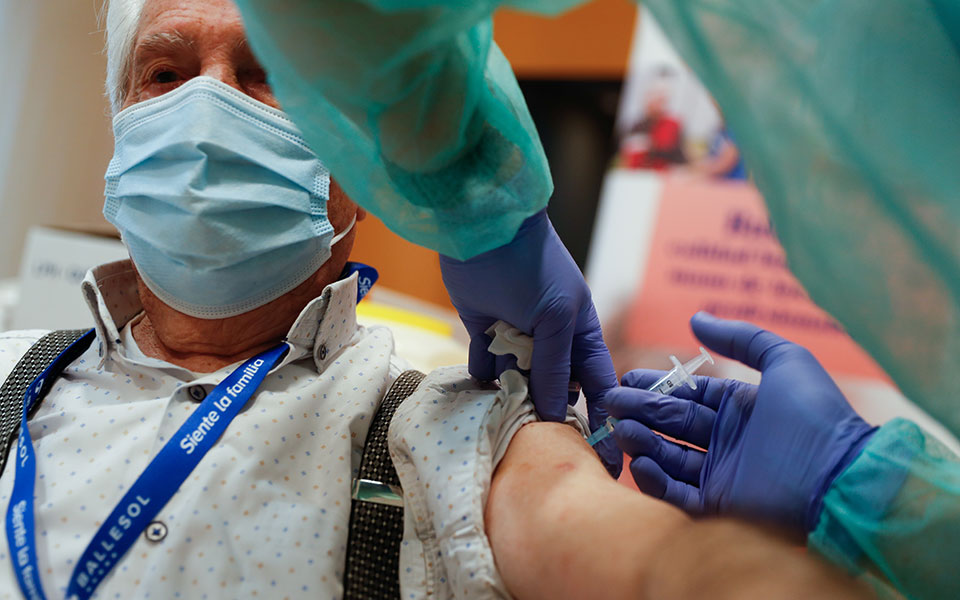 Ισπανία: Εμβολιάστηκαν σχεδόν όλοι οι τρόφιμοι οίκων ευγηρίας (εικόνες)-3