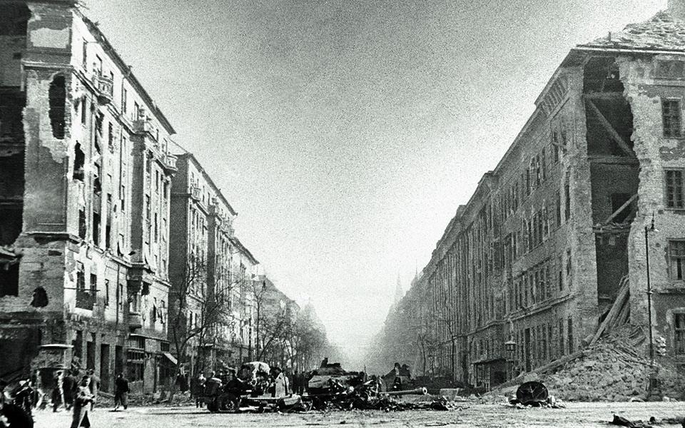 η-άπατρις-απόκληρη-κυρία-πάπαϋ-και-ο-561270493