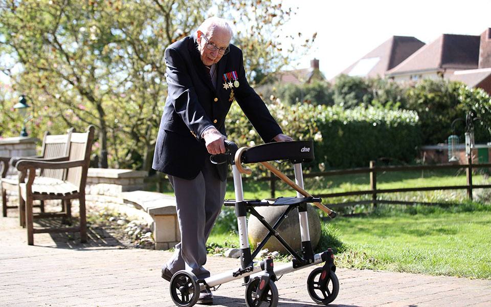 Σερ Τομ Μουρ: Νικήθηκε από τον κορωνοϊό ο «ήρωας της πανδημίας»-2