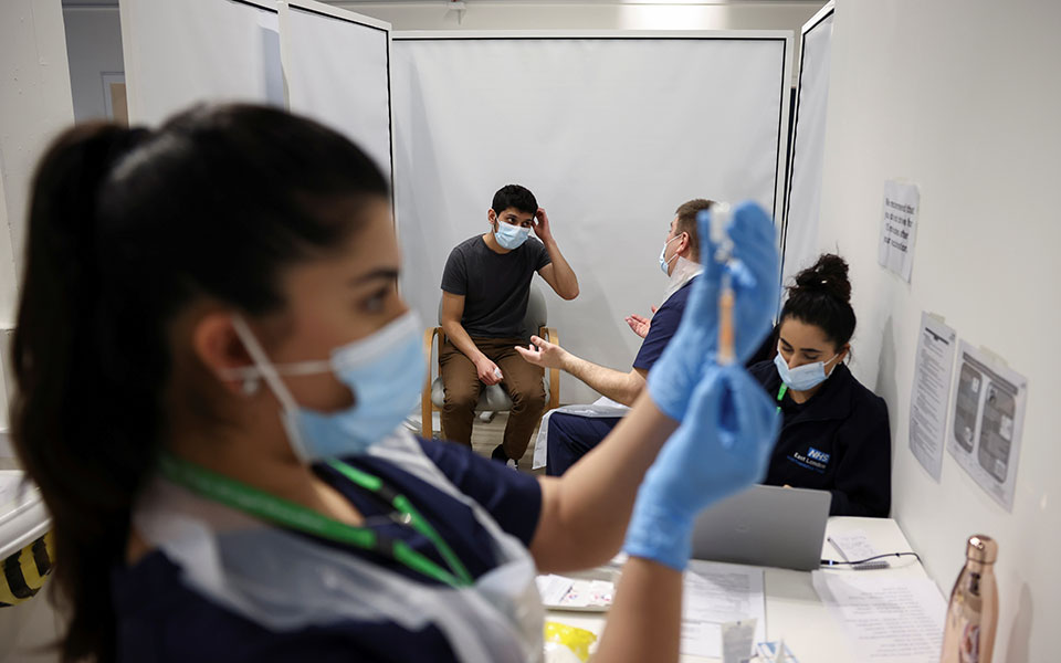 βρετανία-176-εκατ-άνθρωποι-έχουν-λάβει-τ-561272368