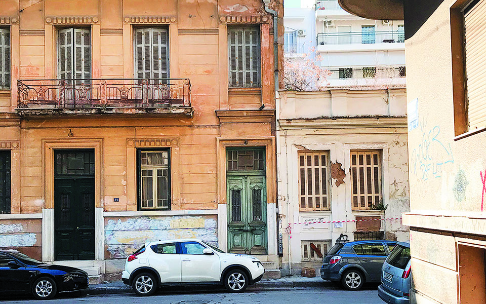 στα-στενά-κάτω-από-την-πλατεία-κολιάτσ-561278233