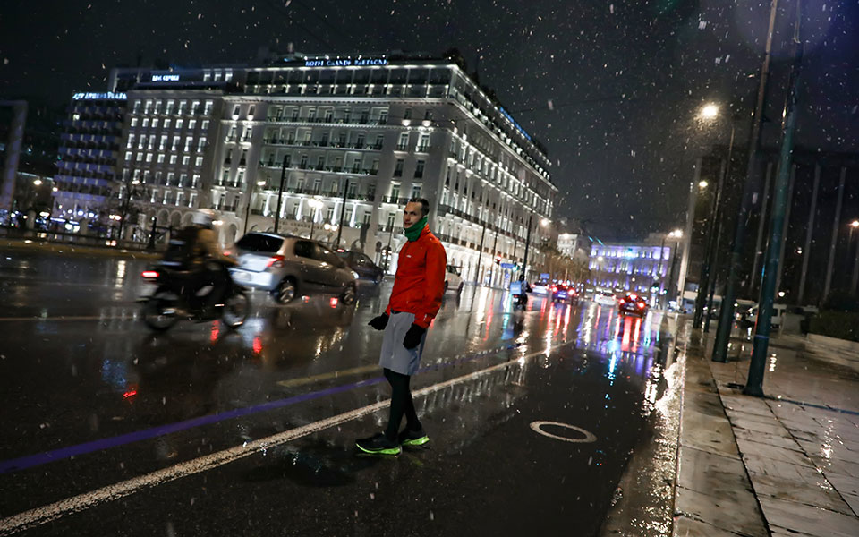 Χιόνια και στο κέντρο της Αθήνας (φωτογραφίες)-1