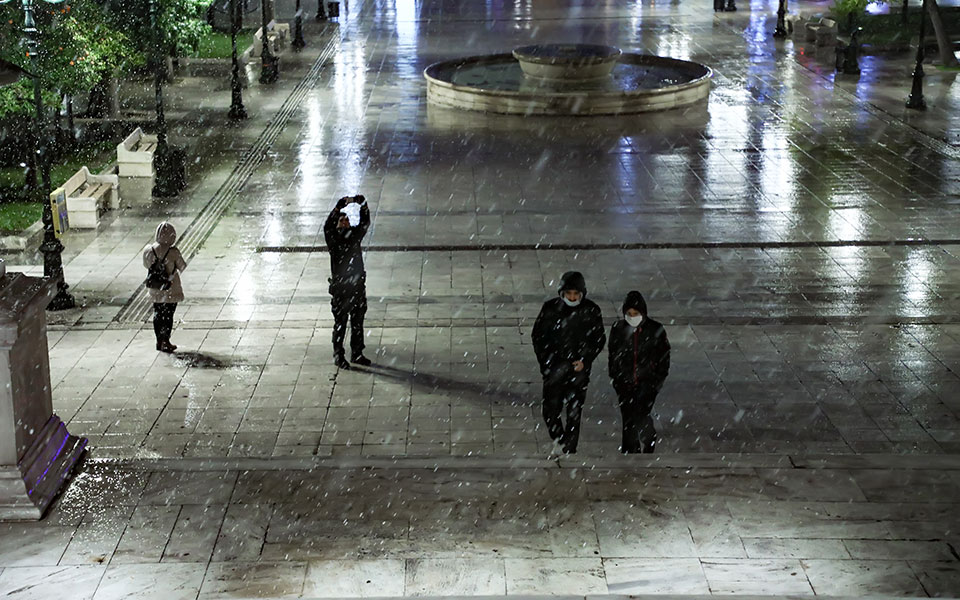 Χιόνια και στο κέντρο της Αθήνας (φωτογραφίες)-2