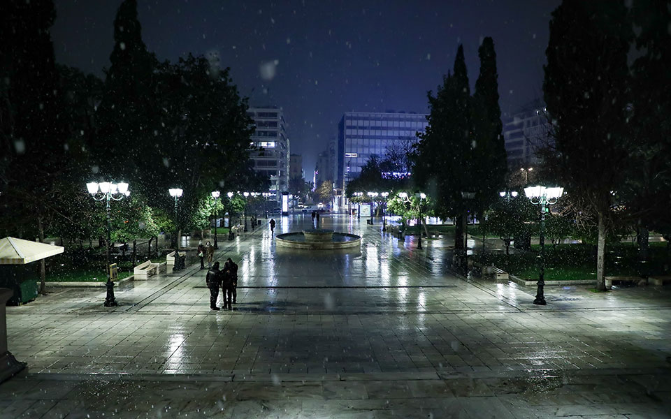 Χιόνια και στο κέντρο της Αθήνας (φωτογραφίες)-3