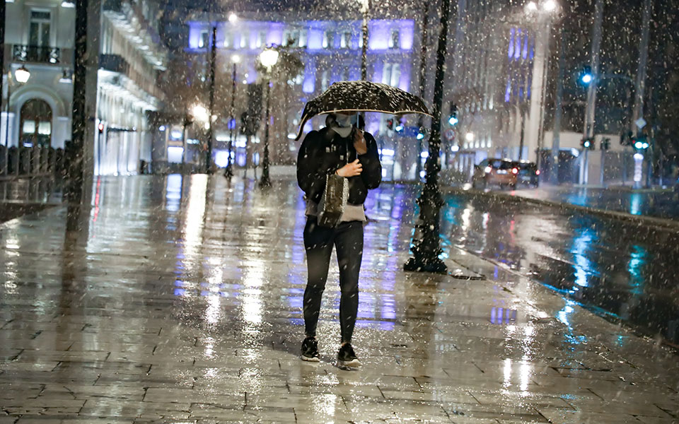 Χιόνια και στο κέντρο της Αθήνας (φωτογραφίες)-5