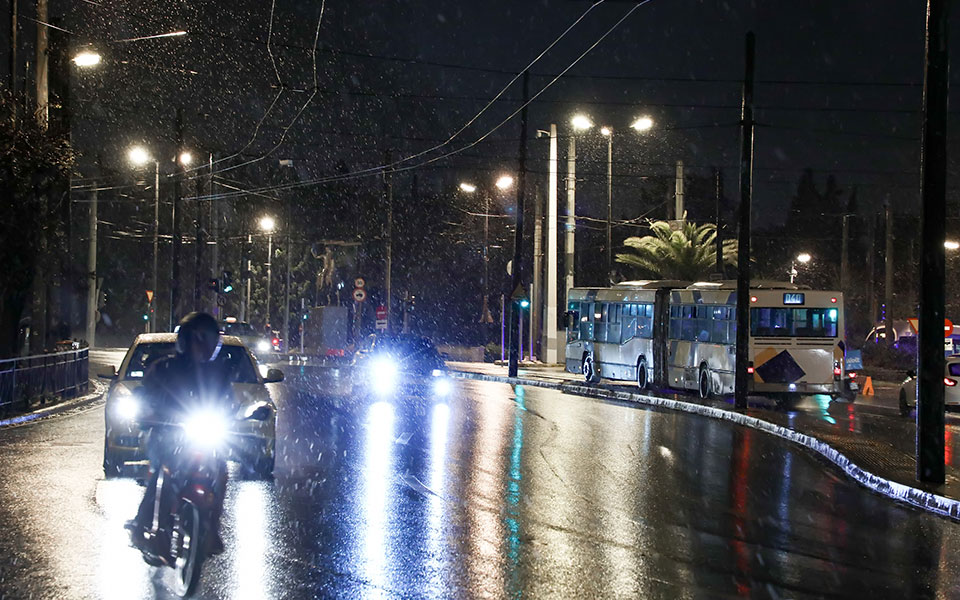 Χιόνια και στο κέντρο της Αθήνας (φωτογραφίες)-6