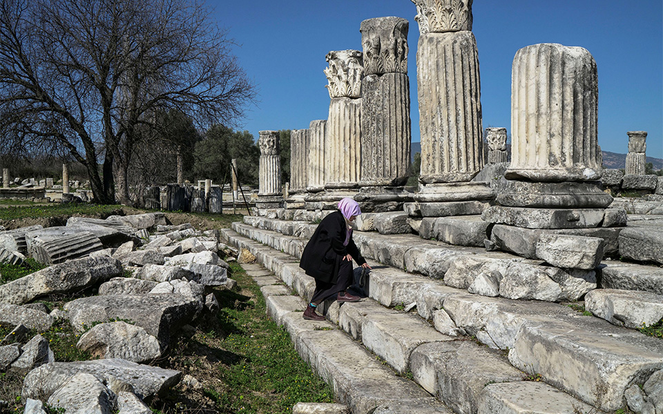 μόνη-εναντίον-όλων-561290149