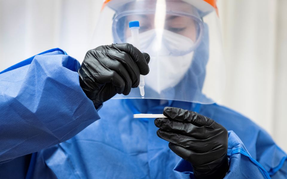 απογείωση-σε-μολύνσεις-και-νοσηλεί-561283240