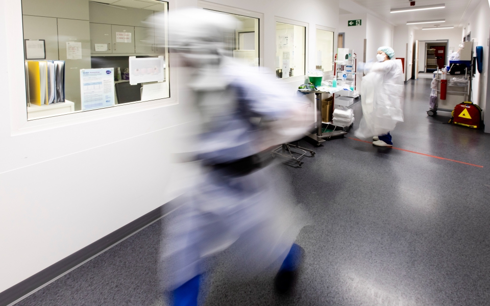 κορωνοϊός-2-301-νέα-κρούσματα-452-διασωληνω-561287302