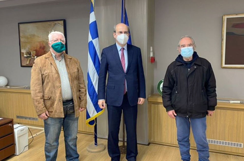 Όταν ο Κωστής Χατζηδάκης συνάντησε τους πωλητές του περιοδικού «Σχεδία»-1