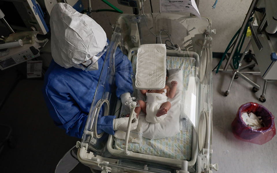 το-πρώτο-βρέφος-με-αντισώματα-στον-κορ-561297043