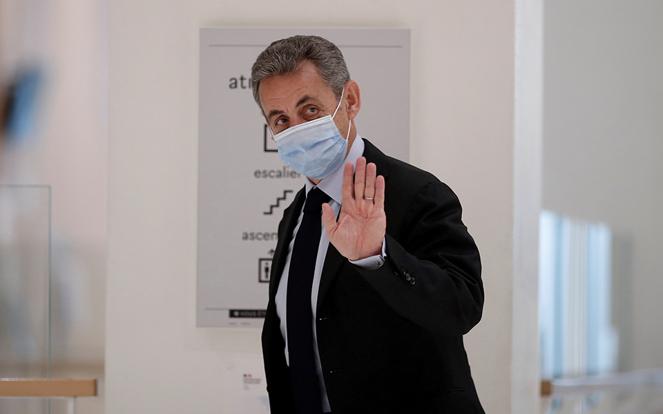 δεν-θα-οδηγηθεί-στη-φυλακή-ο-νικολά-σαρ-561280843