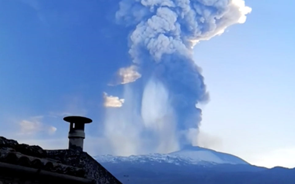 σύννεφα-τέφρας-από-την-αίτνα-κάλυψαν-τ-561288190