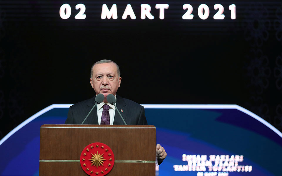 σε-ρόλο-μεταρρυθμιστή-ο-ερντογάν-561281827