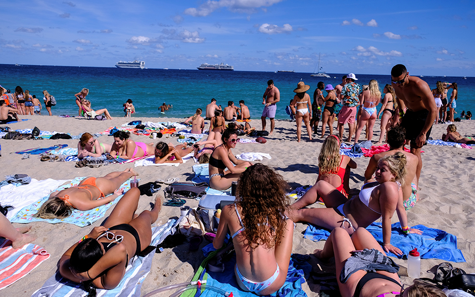 ΗΠΑ: Μια γεύση κανονικότητας αλλά υπό τη συνεχή απειλή του ιού (εικόνες)-1