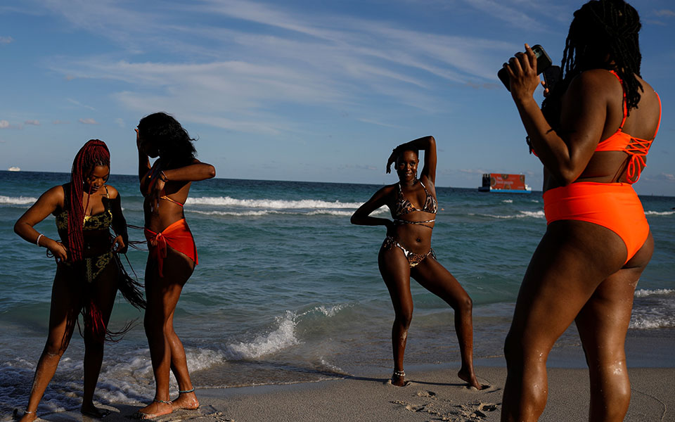 ΗΠΑ: Μια γεύση κανονικότητας αλλά υπό τη συνεχή απειλή του ιού (εικόνες)-9