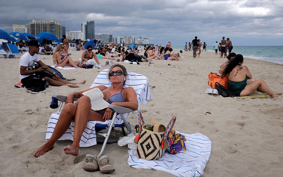 ΗΠΑ: Μια γεύση κανονικότητας αλλά υπό τη συνεχή απειλή του ιού (εικόνες)-10