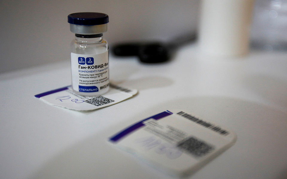 ρωσικά-πυρά-κατά-εμα-για-το-sputnik-v-πολιτικ-561289615