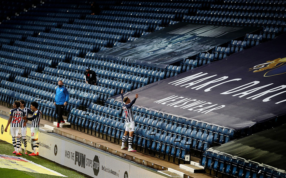 Τα άδεια γήπεδα στη Βρετανία περιμένουν την επιστροφή των φιλάθλων (εικόνες)-1