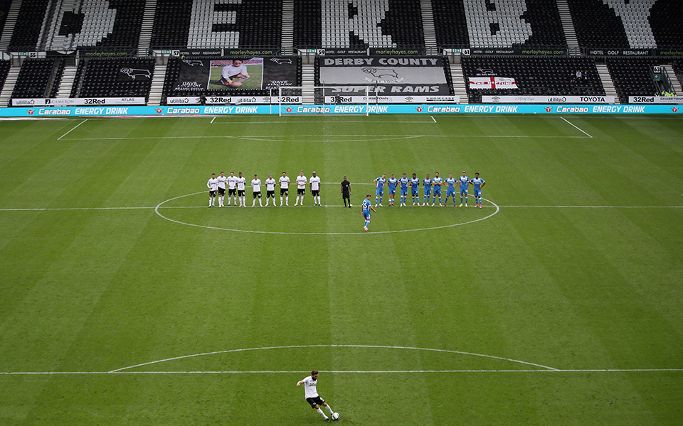 Τα άδεια γήπεδα στη Βρετανία περιμένουν την επιστροφή των φιλάθλων (εικόνες)-4