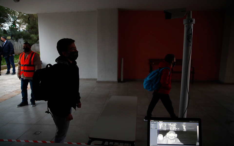 κλείνουν-τα-σχολεία-σε-όλη-τη-χώρα-για-δ-561294097