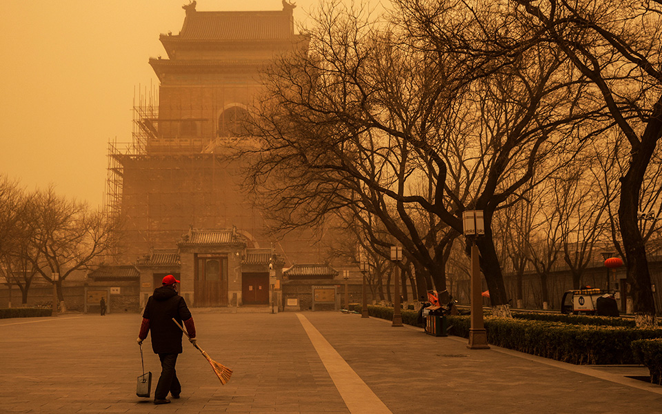 Εικόνες… αποκάλυψης από σφοδρή αμμοθύελλα στο Πεκίνο-15