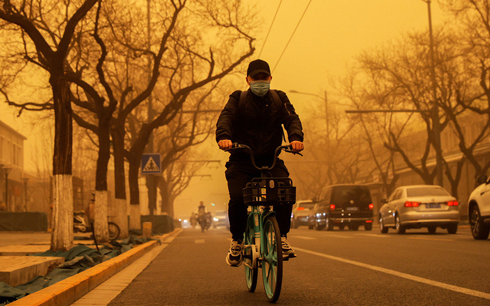 Εικόνες… αποκάλυψης από σφοδρή αμμοθύελλα στο Πεκίνο-12