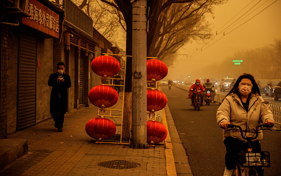 Εικόνες… αποκάλυψης από σφοδρή αμμοθύελλα στο Πεκίνο-14