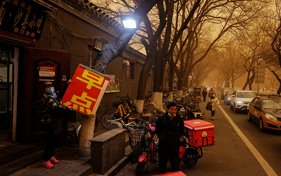 Εικόνες… αποκάλυψης από σφοδρή αμμοθύελλα στο Πεκίνο-16