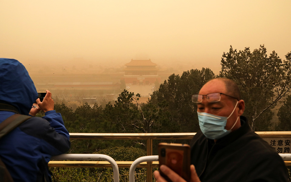 Εικόνες… αποκάλυψης από σφοδρή αμμοθύελλα στο Πεκίνο-7