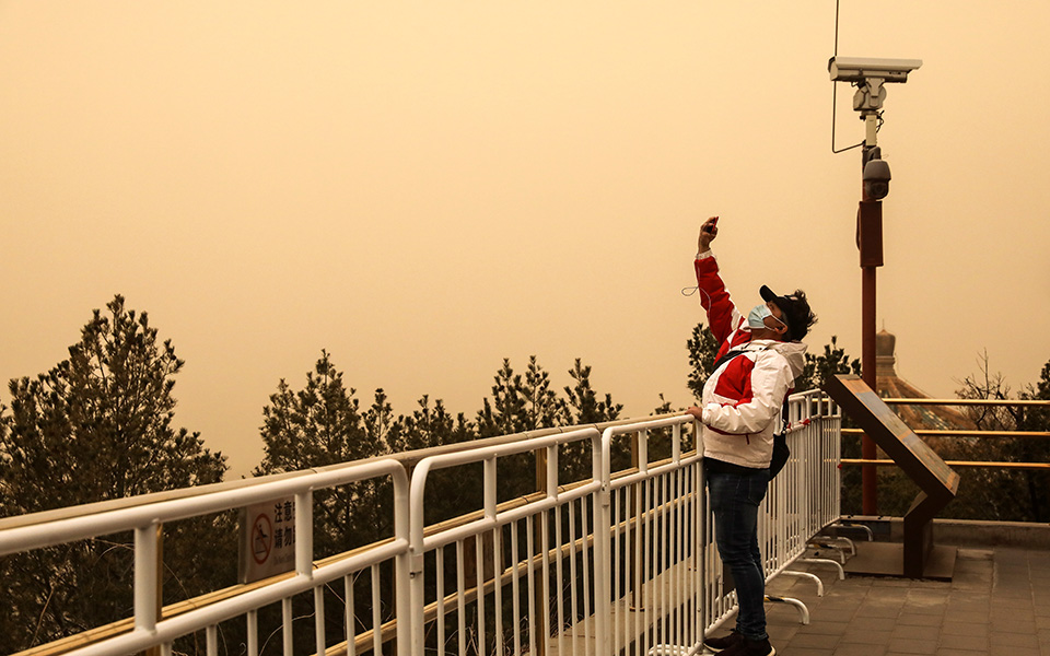 Εικόνες… αποκάλυψης από σφοδρή αμμοθύελλα στο Πεκίνο-9