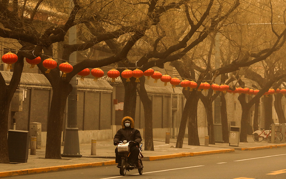 Εικόνες… αποκάλυψης από σφοδρή αμμοθύελλα στο Πεκίνο-13