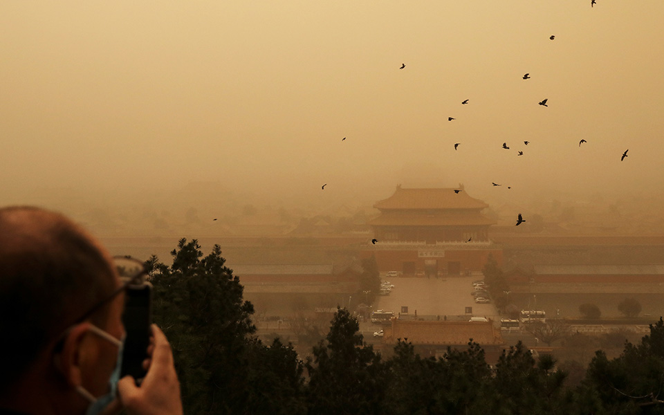 Εικόνες… αποκάλυψης από σφοδρή αμμοθύελλα στο Πεκίνο-3