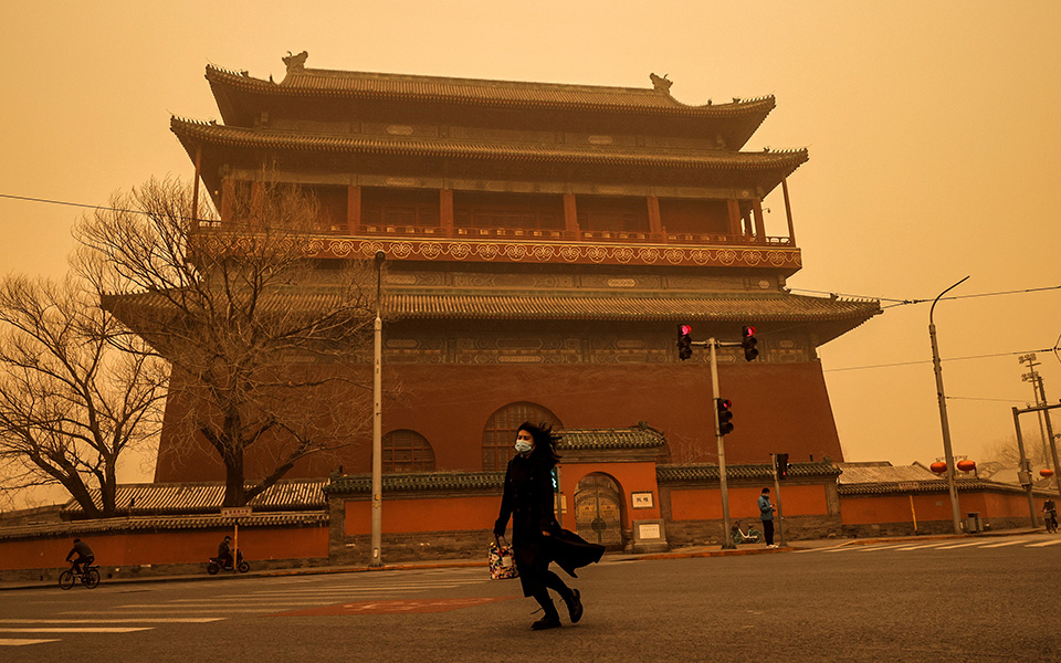 Εικόνες… αποκάλυψης από σφοδρή αμμοθύελλα στο Πεκίνο-11