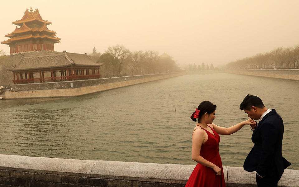 Εικόνες… αποκάλυψης από σφοδρή αμμοθύελλα στο Πεκίνο-6