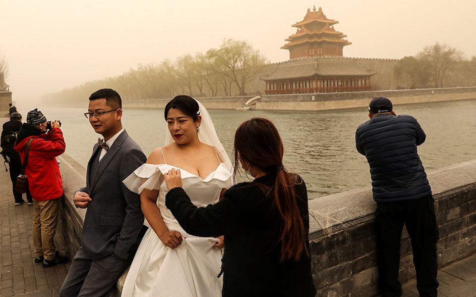 Εικόνες… αποκάλυψης από σφοδρή αμμοθύελλα στο Πεκίνο-4