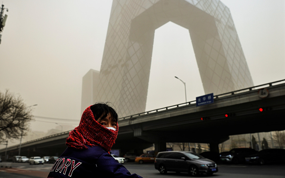 Εικόνες… αποκάλυψης από σφοδρή αμμοθύελλα στο Πεκίνο-2
