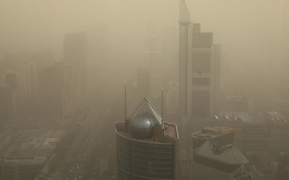 Εικόνες… αποκάλυψης από σφοδρή αμμοθύελλα στο Πεκίνο-1