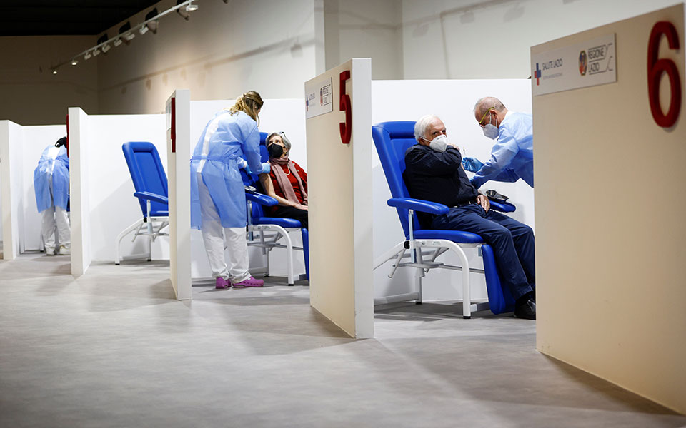 εμβολιασμοί-και-στα-φαρμακεία-στην-ιτ-561310618