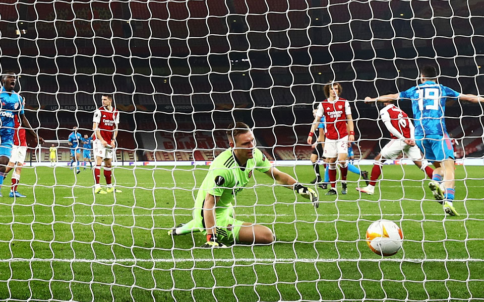 αντίο-με-ψηλά-το-κεφάλι-561299398