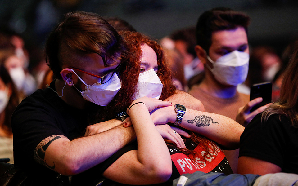«Πειραματική» συναυλία στη Βαρκελώνη: 5.000 θεατές με μάσκες, τεστ, αλλά χωρίς αποστάσεις-2