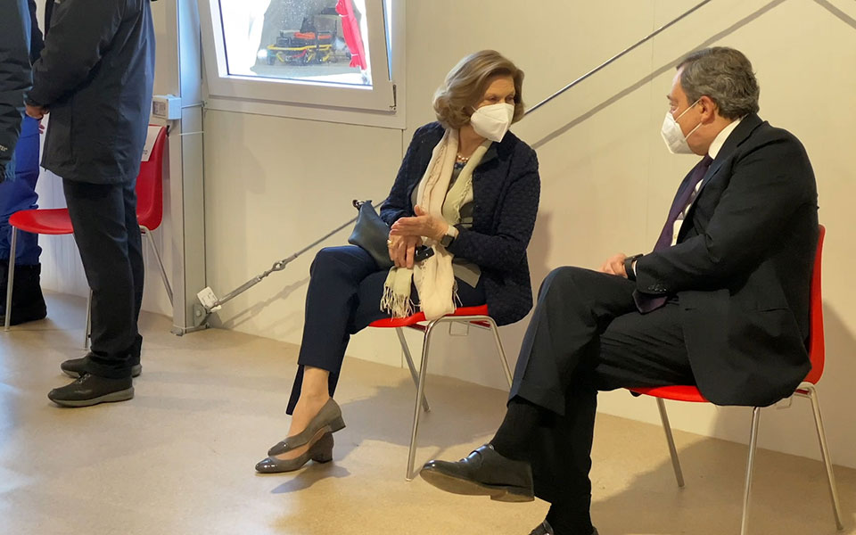 μάριο-ντράγκι-περιμένοντας-στη-σειρά-561311953