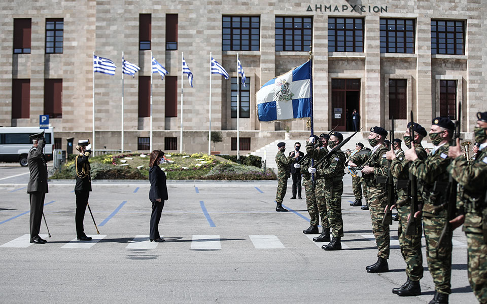 καθώς-η-σημαία-ανέβαινε-όλοι-οι-δωδεκ-561287689