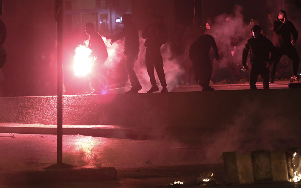 νέα-σμύρνη-στα-ίχνη-του-δράστη-που-έριξ-561291388