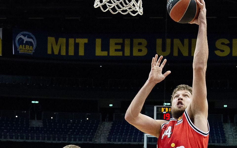 νίκη-για-ολυμπιακό-διά-χειρός-βεζένκο-561299563