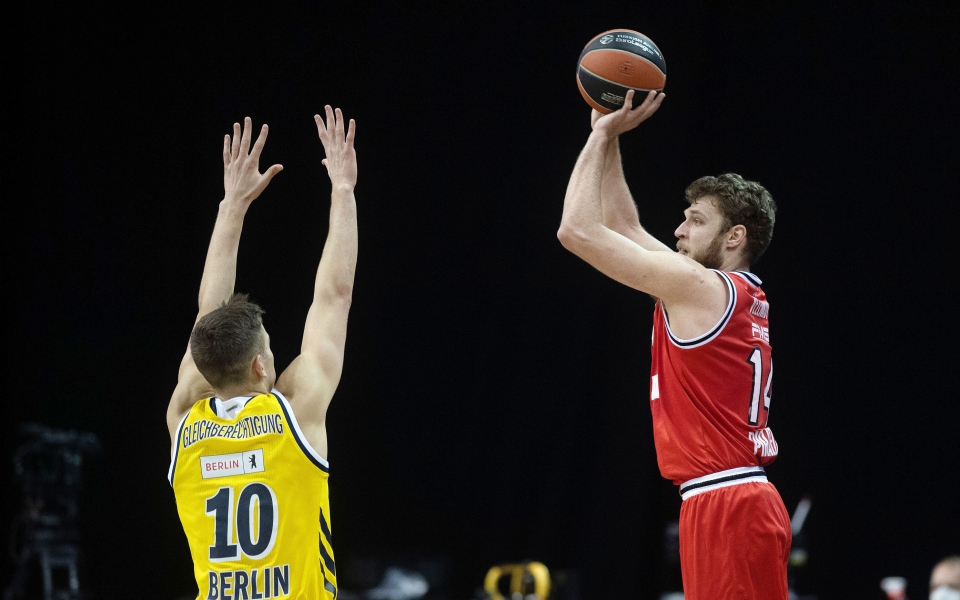 δια-χειρός-βεζένκοβ-ο-ολυμπιακός-άλ-561299431